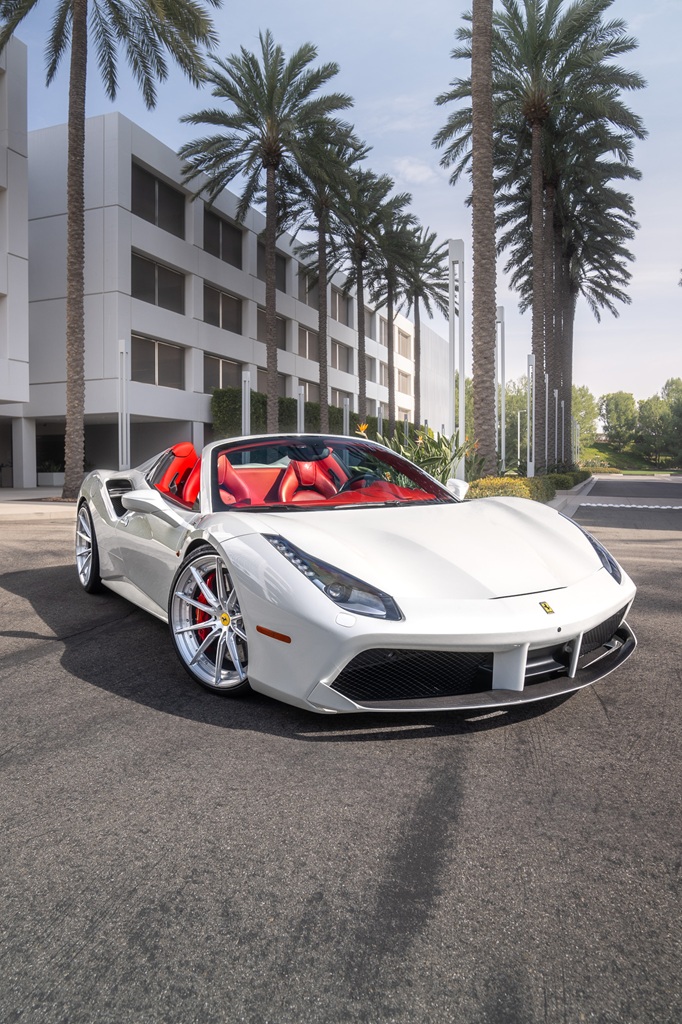 スペランカー Ferrari 488 Spider (Bianco Fuji White) for Rent | Orange County